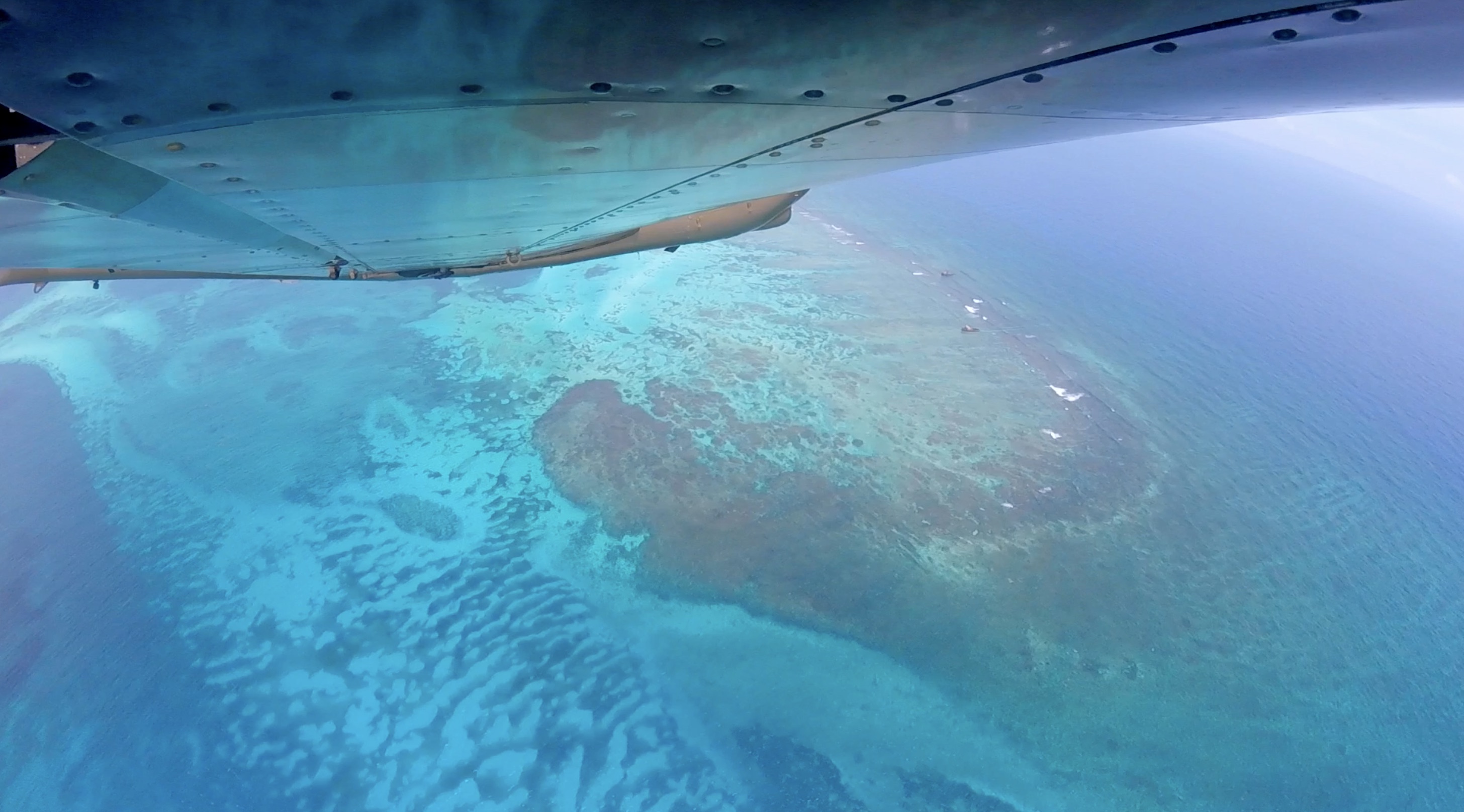 Tropical Island Flying! Beautiful + Painful - Smashed my head in strong turbulence | Comanche-wingcam-view